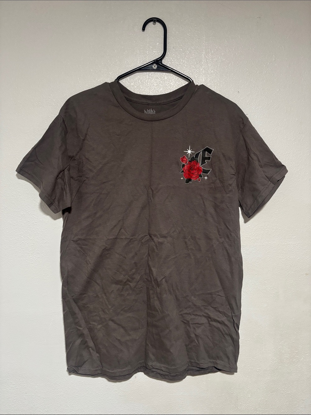 Empyre Gray Short-Sleeve Tee with Red Rose Graphic